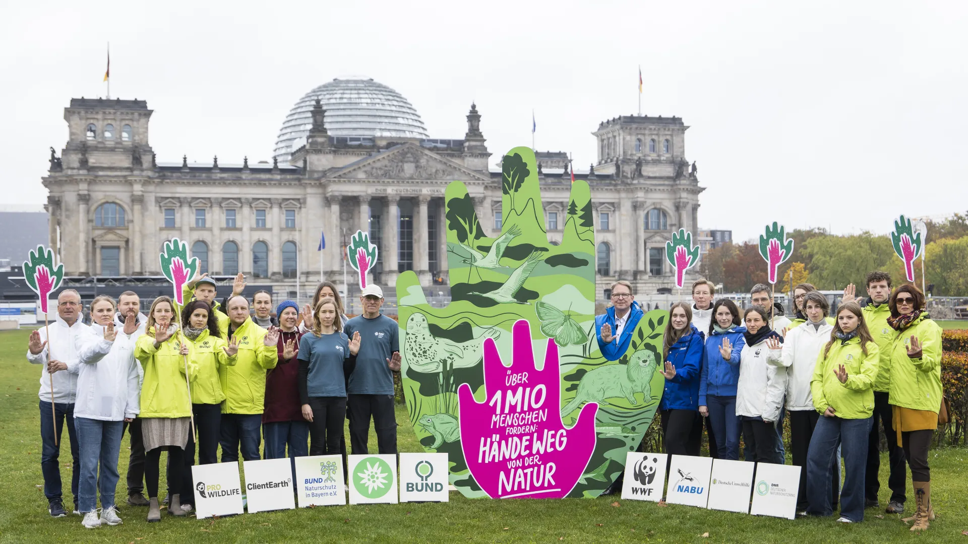 Foto von der Übergabe und Bildaktion zur #HandsOffNature-Kampagne vor dem Deutschen Bundestag